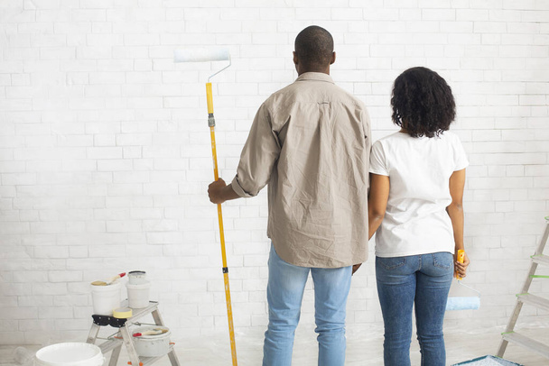 Afrikaans Amerikaans paar van plan om nieuwe interieur schilderen - Foto, afbeelding