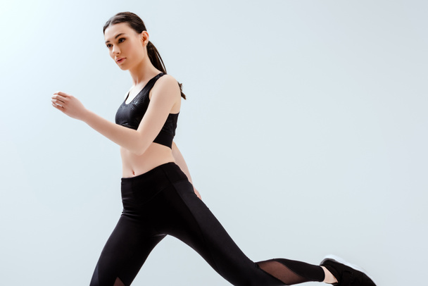 bella donna in nero sportswear esercizio isolato su bianco
  - Foto, immagini