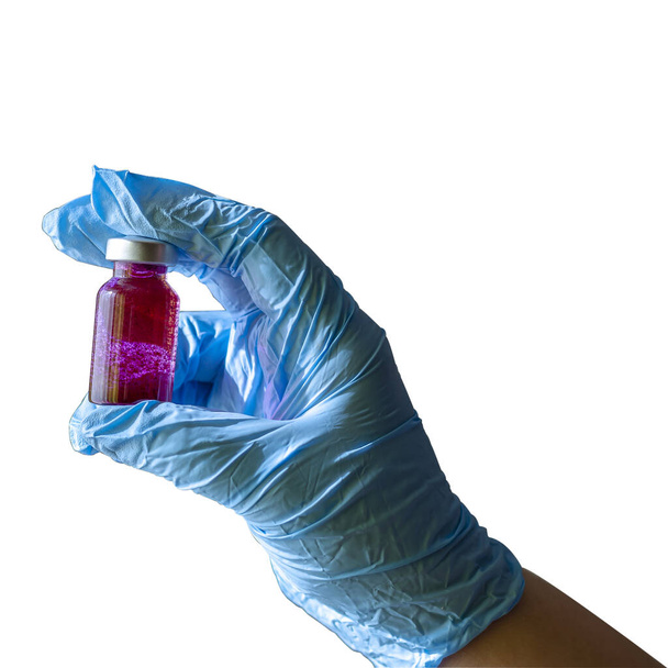 Γιατρός με αποστειρωμένα γάντια που κρατάει ιατρική φύσιγγα. Μελέτη και ανάλυση της αλληλεπίδρασης χημικών και φυσικών αντιδραστηρίων. Ηλιακό φως σε γυάλινο μπουκάλι. Απομονωθείτε σε λευκό φόντο. Επιλεκτική εστίαση. - Φωτογραφία, εικόνα