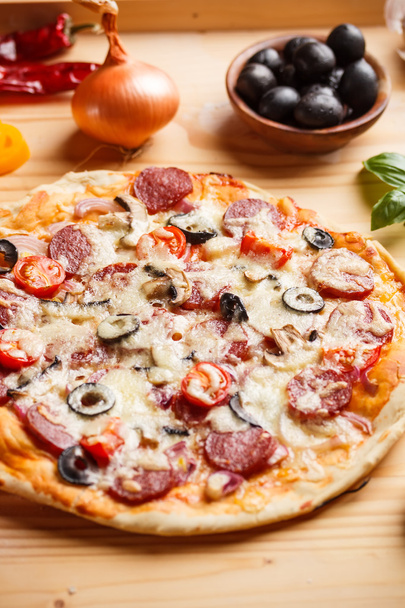 Pizza de salami casera fresca
 - Foto, imagen