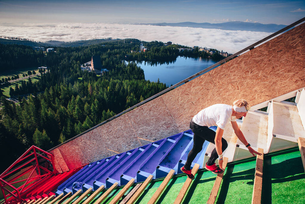 Athlète monter les escaliers sur la piste de saut à ski
 - Photo, image