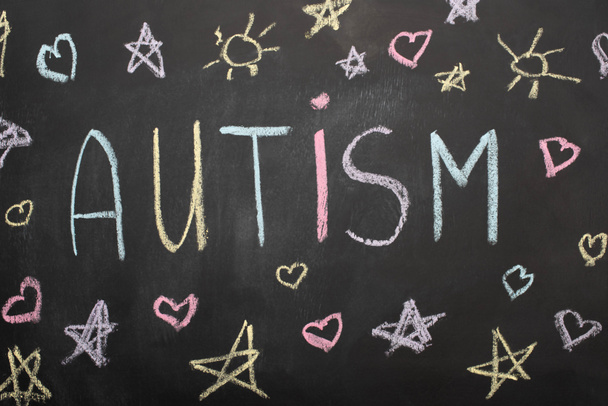 ylhäältä näkymä liitutaulu sana autismi, sydämet ja tähdet piirustukset
 - Valokuva, kuva