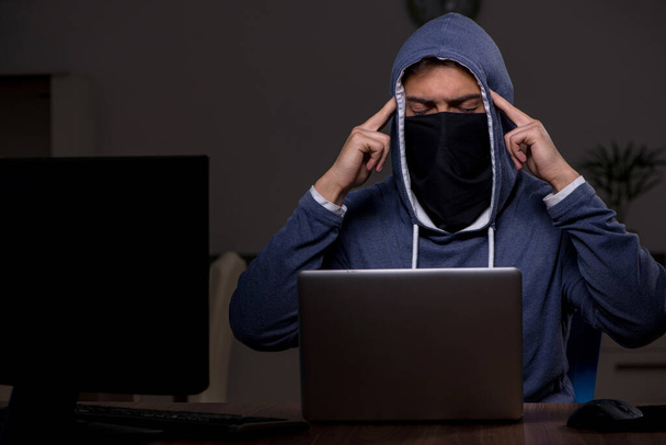 Männliche Hacker hacken SicherheitsFirewall spät im Amt - Foto, Bild