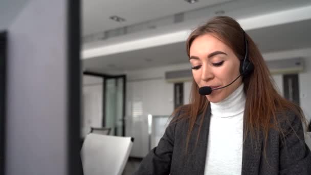Operadora de suporte ao cliente feminina com fone de ouvido e sorriso
 - Filmagem, Vídeo