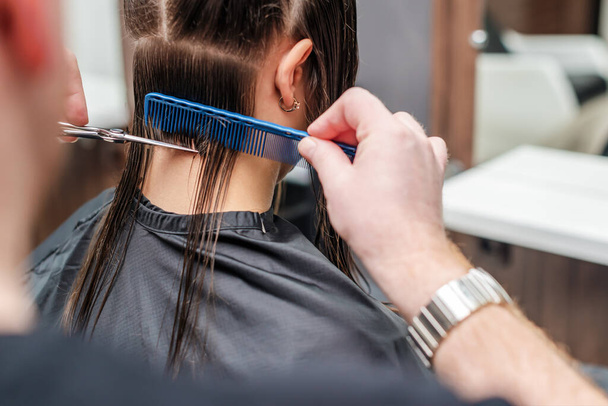 Vista posterior de cerca peluquería corte de pelo de mujer en el salón de belleza
. - Foto, Imagen