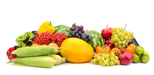 Samenstelling verse rijpe groenten en fruit geïsoleerd op wit. Vrije ruimte voor tekst. - Foto, afbeelding
