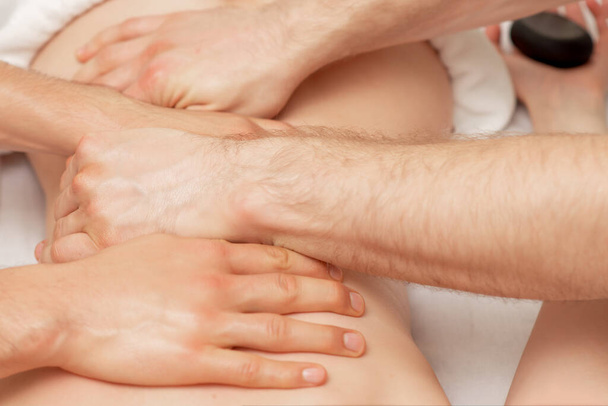 manos de masajistas en la espalda de la mujer durante el masaje de espalda, de cerca
. - Foto, imagen
