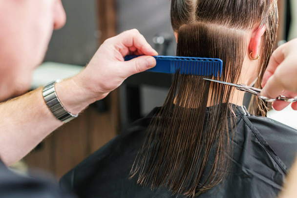 Kadeřník stříhání vlasů ženy, zblizka, zadní pohled. - Fotografie, Obrázek