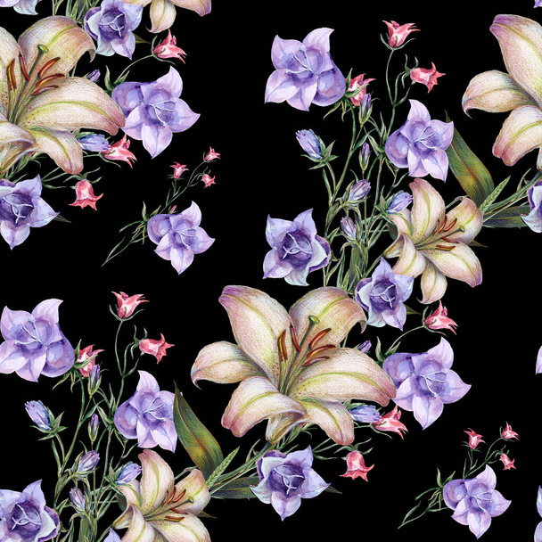 Acuarela campanas pradera con lirio de flores de jardín. Patrón sin costura sobre fondo negro
. - Foto, Imagen