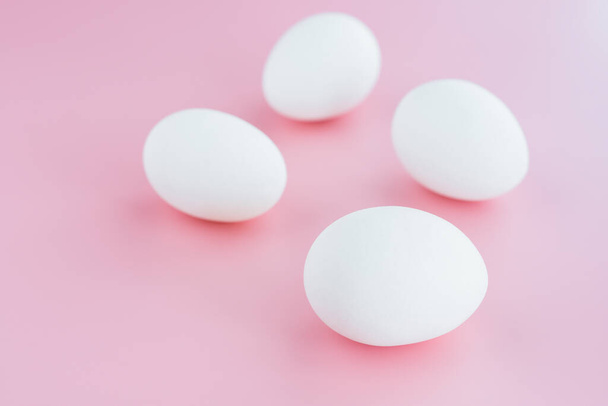 Witte eieren op roze achtergrond voor gezond voedsel concept - Foto, afbeelding