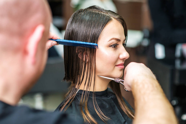 Cabeleireiro corte de cabelo da mulher, close-up, visão traseira. - Foto, Imagem