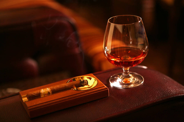 cigare cubain et un verre de cognac brandy sur fond de bois
 - Photo, image