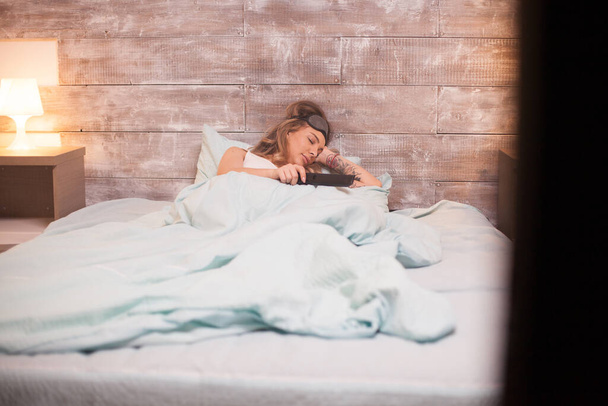 Красива молода жінка спить у ліжку
 - Фото, зображення