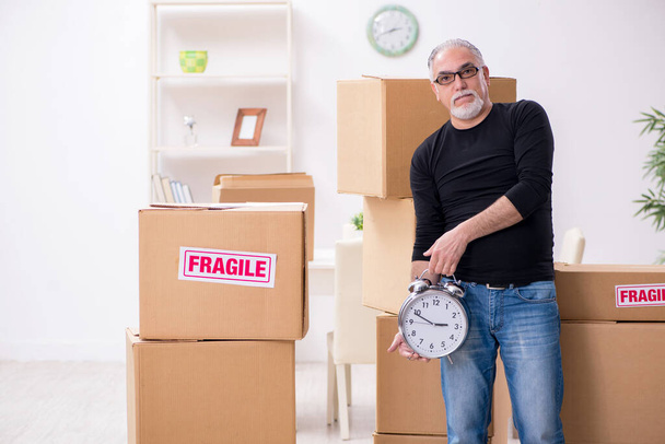 Velho homem profissional mover fazendo realocação em casa - Foto, Imagem