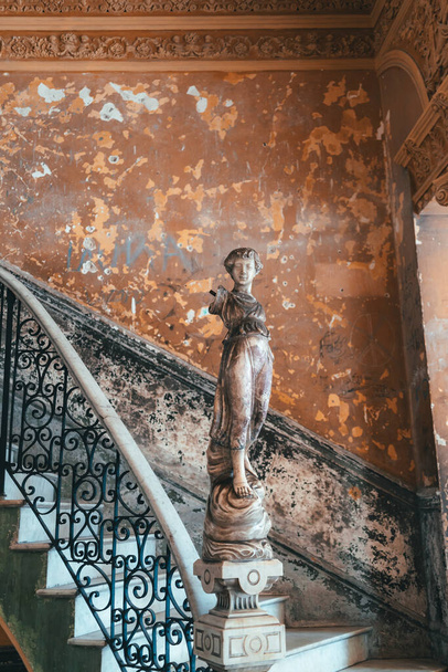 Old concrete shabby rounded staircase with a statue in an old Spanish-style colonial house in Havana - Valokuva, kuva