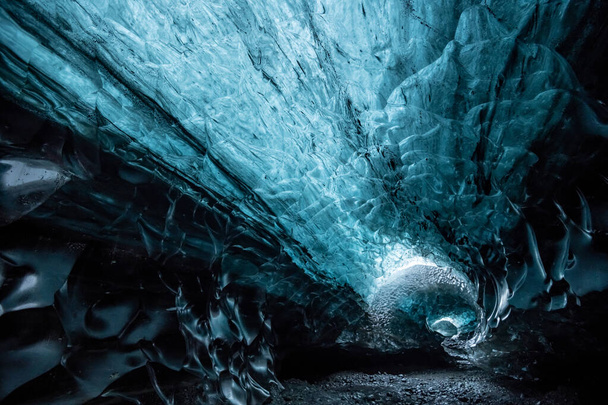Dentro de una cueva glaciar en Islandia
 - Foto, imagen