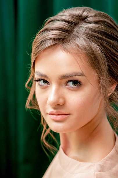 Arc portré gyönyörű kaukázusi fiatal nő tökéletes bőr és smink, közelről. - Fotó, kép