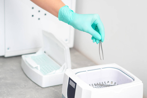 Pince à épiler propre avec systèmes de nettoyage pour instruments médicaux. Nettoyant à ultrasons
. - Photo, image