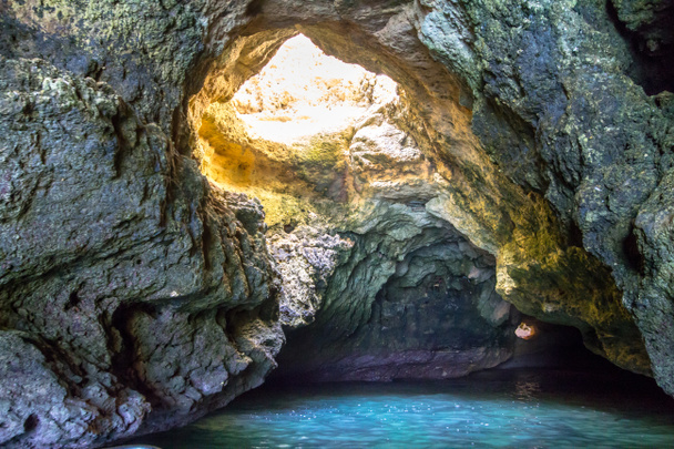 Excursion en bateau à l'intérieur de la grotte à Ponta de Piedade, Portugal
 - Photo, image