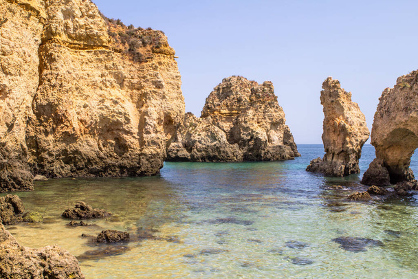 Чудовий вид на скелі Понта - да - П "єдад на узбережжі Альгавр (Португалія). - Фото, зображення
