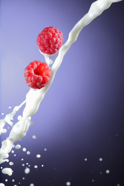 raspberry with milk - Foto, afbeelding