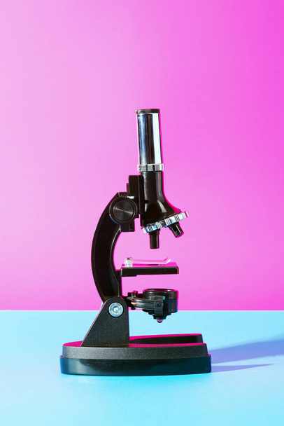 Microscopio óptico - utilizado para la realización de experimentos planificados de investigación, demostraciones educativas en laboratorios médicos y clínicos
 - Foto, imagen