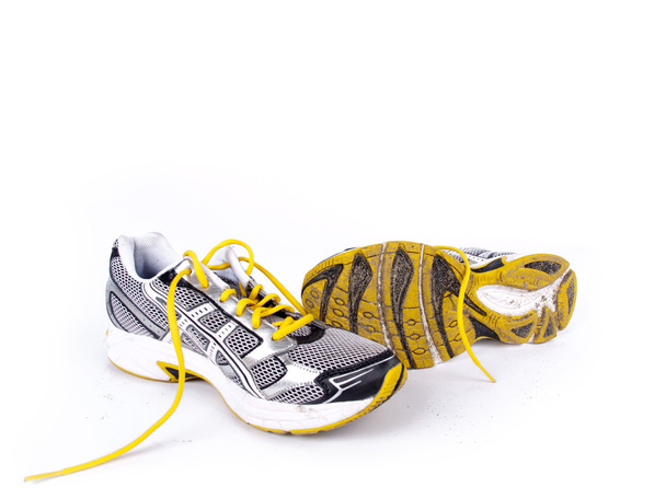Paire de chaussures de course sales usagées sur fond blanc
 - Photo, image