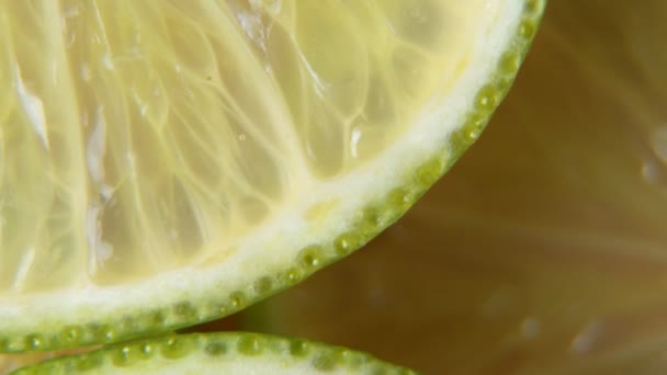 A sliced lime slice rotates on the table. Macro shot - Filmagem, Vídeo