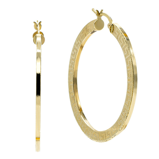 goldene Ohrringe in Form eines Rings auf weißem Hintergrund mit Clip-Verschluss - Foto, Bild