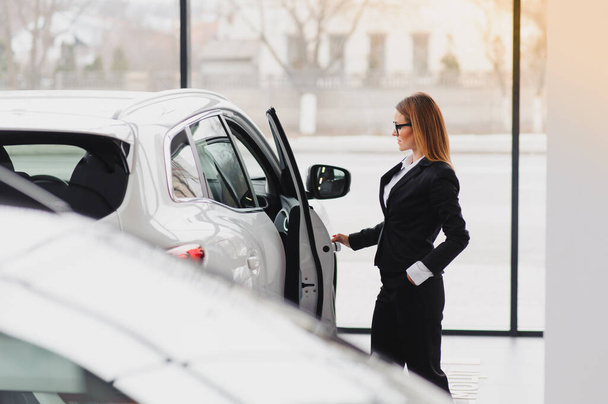 business woman in auto salon. concept of female driver - Fotografie, Obrázek