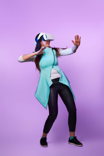 Donna che indossa cuffie realtà virtuale
. - Foto, immagini