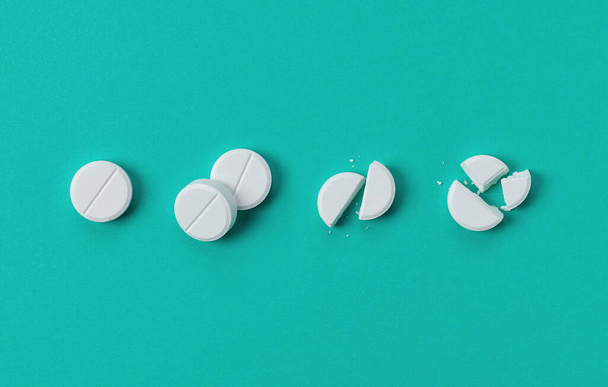 Sada bílých kulaté lékařské pilulky na modrém pastelovém pozadí, horní pohled - Fotografie, Obrázek