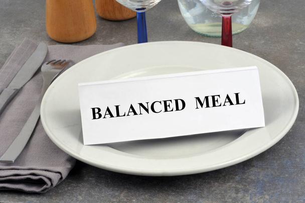Assiette close-up avec un carton sur lequel est écrit un repas équilibré
 - Photo, image