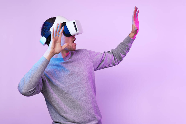 Man with virtual reality headset. - 写真・画像