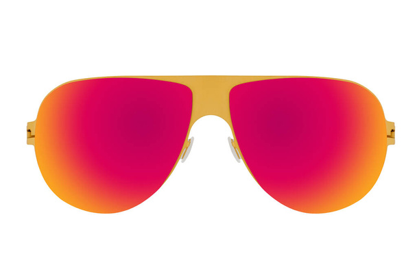 Gafas de sol amarillas con lente camaleón roja aislada sobre fondo blanco
 - Foto, imagen