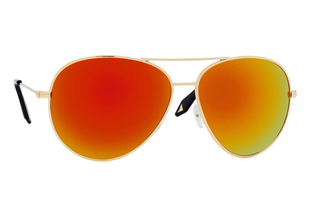 Occhiali da sole dorati con lente a specchio rosso-arancio isolata su sfondo bianco - Foto, immagini