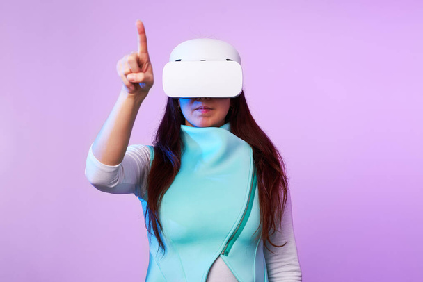 Žena používá headset virtuální reality. - Fotografie, Obrázek