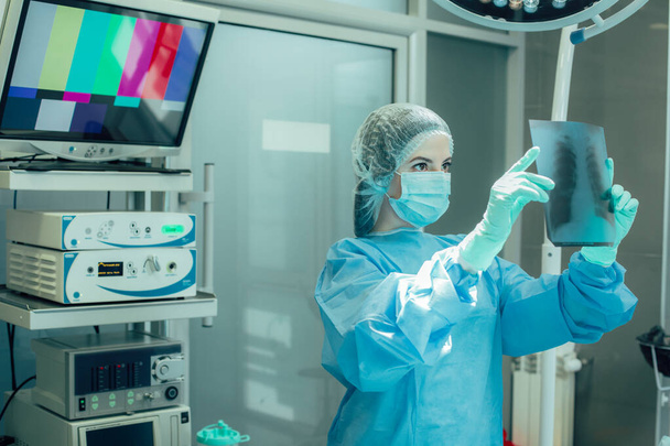 Operatore medico professionista che guarda la radiografia del torace del paziente con polmonite
 - Foto, immagini