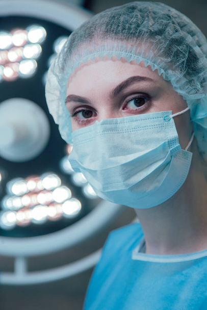 Portrait of professional surgeon wearing mask before the surgical operation - Foto, afbeelding