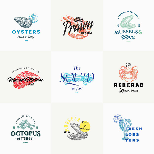 Calidad Premium Retro Seafood Vector Signs o Logo Templates Set. Bocetos vintage dibujados a mano con tipografía elegante, camarones, ostras, calamares, pulpos, etc. Gran Restaurante y Café Emblemas
. - Vector, imagen