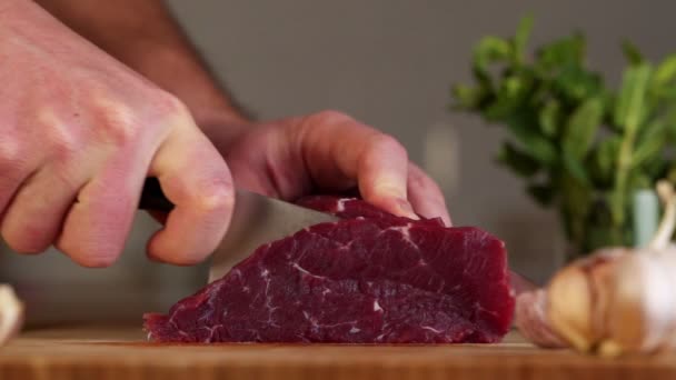 Hand cut raw meat with the knife - Filmagem, Vídeo