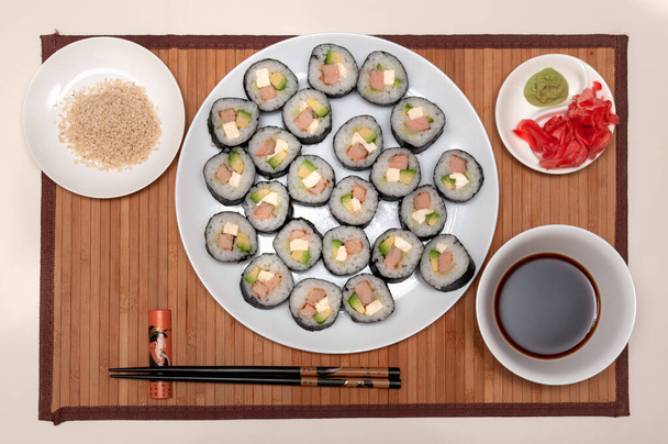 sushi cozido em casa. contexto
 - Foto, Imagem