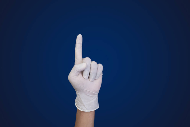 Médico mão com luva apontando para cima com o dedo com espaço de cópia para o seu texto
 - Foto, Imagem