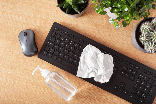 disinfecting wireless keyboard and computer mouse, eliminating germs coronavirus bacteria - Фото, изображение