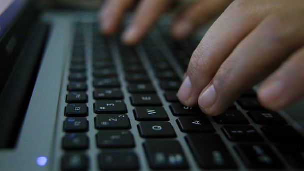 Salvador, Bahia / Brezilya: 03 / 30 / 2020: kişi internete erişmek için bilgisayar klavyesi kullanır * * Yerel Başlık * * - Fotoğraf, Görsel