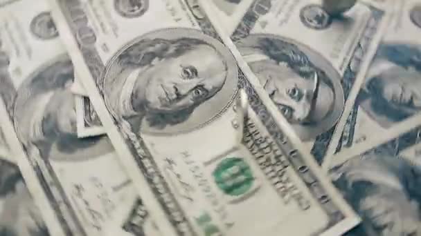 Draaien 100 dollar Amerikaanse bankbiljetten en vallen Oekraïense hryvna munten. Rijkdom, crisis, investeringen, succes of bedrijfsconcept. - Video