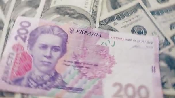 Pyörii 100 dollaria USA ja laskee 200 Ukrainan hryvna seteleitä. Varallisuus, kriisi, investoinnit, menestys tai liiketoimintakonsepti
. - Materiaali, video