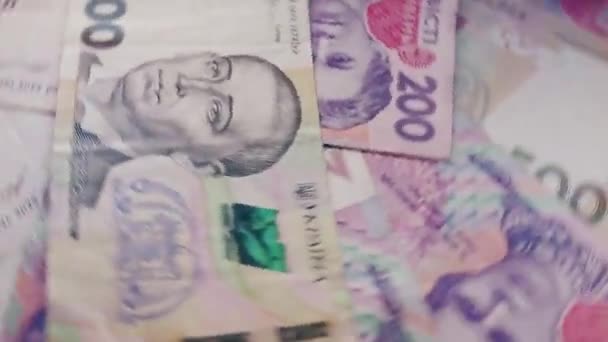 Περιστρεφόμενα χαρτονομίσματα των 200 και 500 ουκρανικών εθνικού νομίσματος. Πλούτος, κρίση, επενδύσεις, επιτυχία ή επιχειρηματική ιδέα. - Πλάνα, βίντεο