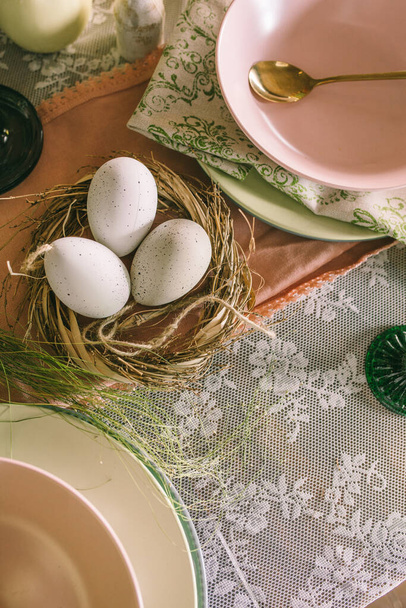 Húsvéti tojás egy szalmafészekben - Fotó, kép