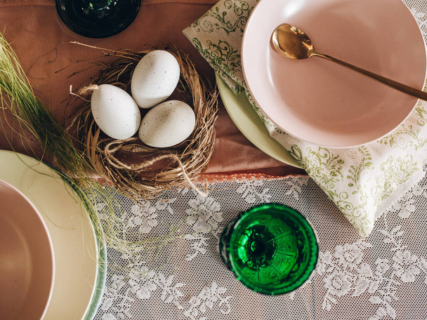 Velikonoční vajíčka v slámovém hnízdě - Fotografie, Obrázek